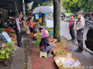 KRYD Polsek Gianyar Intensifkan Pengawasan di Pasar Samplangan, Ciptakan Situasi Aman dan Kondusif