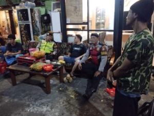 Jaga Kondusifitas, Polsek Denpasar Barat Sambangi Gudang Rongsokan di Jalan Pura Demak