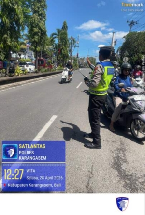Anggota Lantas Polres Karangasem Laksanakan Penyebrangan Pelajar SMP N 2 Amlapura