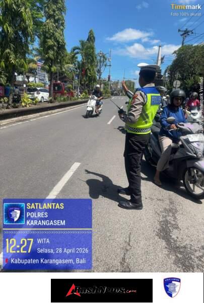 Anggota Lantas Polres Karangasem Laksanakan Penyebrangan Pelajar SMP N 2 Amlapura