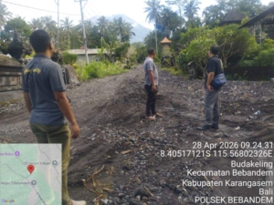 Jalan Utama Banjar Dinas Butus Rusak Parah dan Terendam Luapan Air, Kapolsek Bebandem Imbau Warga Waspada