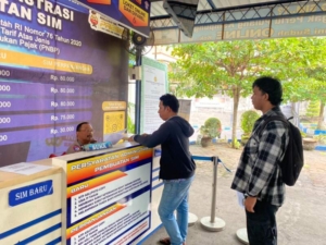 Pelayanan Humanis, Petugas Satpas SIM Polresta Denpasar Aktif Berikan Arahan kepada Pemohon