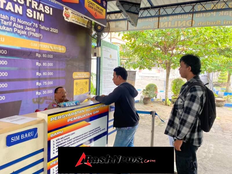 Pelayanan Humanis, Petugas Satpas SIM Polresta Denpasar Aktif Berikan Arahan kepada Pemohon