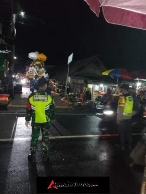 Pastikan Kelancaran Lalu Lintas dan Keamanan, Petugas Gabungan Kawal Ketat Ritual Nganyut di Bali