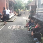 Melayat, Pjs Pasipers Kodim Klungkung Serahkan Tali Kasih Kepada Keluarga Kopda Gede Angga