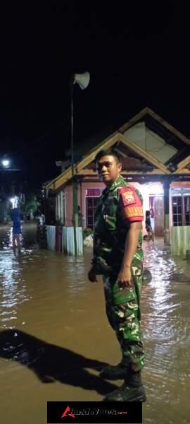 Banjir Genangi Jalan dan Rumah Warga di Sumbawa Barat, Babinsa Turun Cek Lokasi