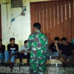 Jaga Stabilitas Wilayah, Babinsa Taliwang Sambangi Warga Saat Patroli