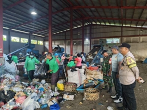 Pemilahan Sampah di Denpasar Barat Berjalan Tertib di Bawah Pengawasan Babinsa