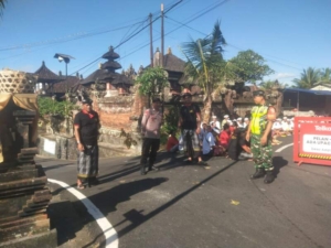 Sinergitas TNI-Polri dan Pecalang Amankan Upacara Piodalan di Pura Ulun Suwi Benawah