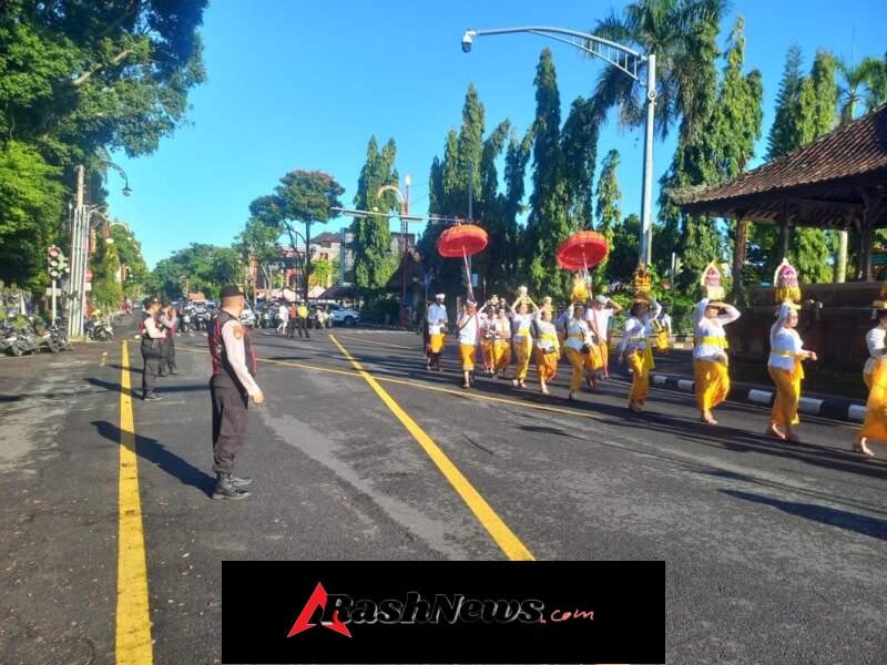 Sinergitas Polsek Gianyar dan Pecalang Amankan Prosesi Mendak Toyo Ning di Beji Tukad Cangkir