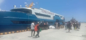 Kapal Expres Bahari 8E Sandar dan Berlayar Aman