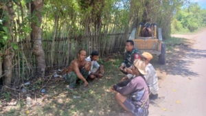 Di Tengah Panen, Babinsa Jadi Sahabat dan Pengingat Warga