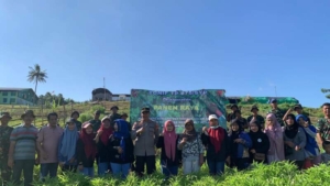 Forkopicam Pekat dan Warga Calabai turut memanen hasil pertanian Yonif TP 875/SYP