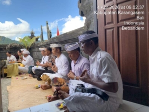 Personel Polsek Bebandem Gelar Persembahyangan Bersama Peringati Hari Raya Saraswati