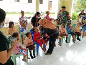 Dukung Program Kesehatan, Babinsa Koramil Nagawutung Awasi Posyandu Desa Ilebole