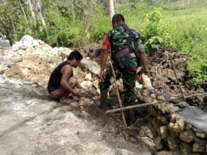 Wujudkan Infrastruktur Berkualitas, Babinsa Lakukan Monitoring Pekerjaan Jalan