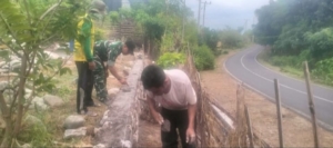 Antisipasi Banjir, Babinsa dan Warga Kalate Wira Kompak Bergotong Royong