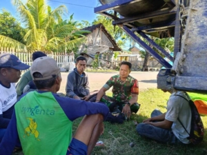 Serma Landa Turun ke Sawah, Beri Motivasi Petani di Dusun Bahari