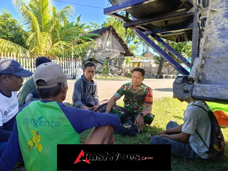 Serma Landa Turun ke Sawah, Beri Motivasi Petani di Dusun Bahari
