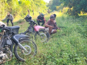 Pererat Kebersamaan, Babinsa dan Warga Pekat Gotong Royong Bersihkan Akses Tani
