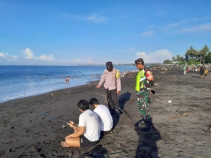 Banyu Pinaruh, Warga Serbu Pantai Lepang Dan Tegal Besar, Danramil Banjarangkan Kerahkan Personel Beri Pengawalan