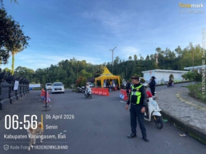 Personil Polsek Rendang Pengamanan Pengaturan Arus Lalu Lintas karya IBTK Pura Besakih.