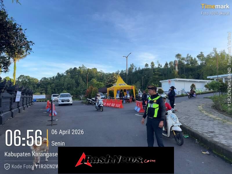 Personil Polsek Rendang Pengamanan Pengaturan Arus Lalu Lintas karya IBTK Pura Besakih.