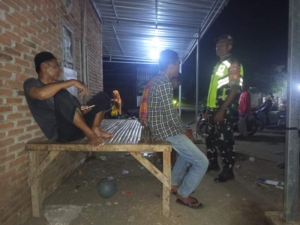Babinsa Donggo Himbau Remaja Jauhi Miras, Judi Online dan Narkoba Saat Patroli Malam