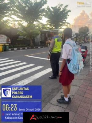 Polisi Sahabat Anak, Anggota Lantas Polres Karangasem Laksanakan Penyebrangan Pelajar SD Negeri 4 Subagan