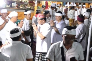 Perkuat Nilai Kebersamaan, Sekda Susila Hadiri Upacara Saraswati di Merajan Pesimpangan
