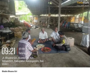 Jaga Kekhusyukan Piodalan, Bhabinkamtibmas Desa Bhuana Giri Sambangi Pura Dadya Bingin