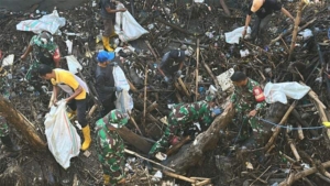 Danramil 1614-01/Dompu Komandoi Kerja Bakti Massal Peringatan HUT Dompu ke-211