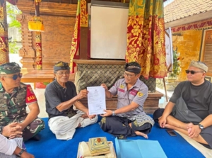 Sampaikan Duka Cita, Babinsa Tihingan Melayat Ke Rumah Duka Almarhumah Nyoman Sumarni