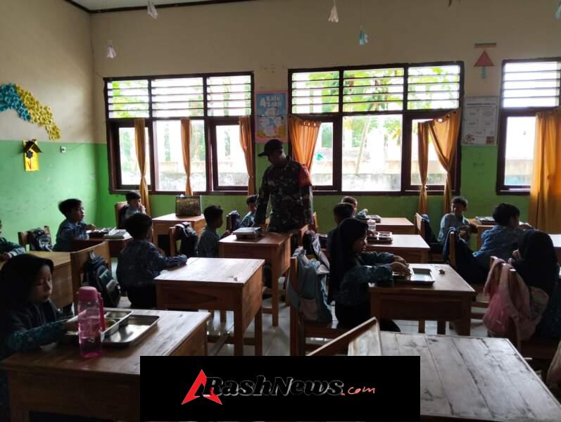 Anak Sekolah Desa Goa Nikmati Menu Bergizi Bersama TNI