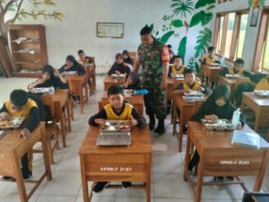Program MBG di SDN Seran, TNI Pastikan Kegiatan Lancar dan Aman