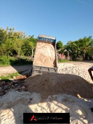 Kegiatan Pendistribusian Pasir di Desa Mundek Dipantau Babinsa Kopda Noh Nubatonis