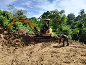 Personil Kodim 1608/Bima Sibuk Kerja dengan Dukungan Alat Berat Ekskavator