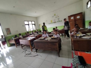 Sertu Silas Kikhau Monitoring Program Makan Bergizi di Wilayah Binaan