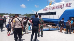 Monitoring Wilayah, Babinsa Desa Lekunik Tinjau Pengelasan Angkur KDKMP