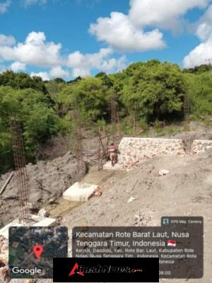 Babinsa Awasi Pembangunan Infrastruktur di Rote Barat Laut