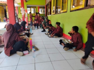 Siswa SDN 1 Tebo Nikmati Menu Sehat dalam Program MBG