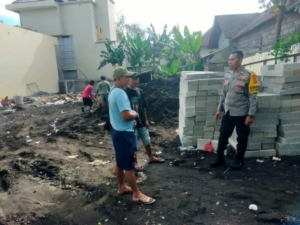 Bhabinkamtibmas Desa Bresela Sambangi Proyek Perluasan Hotel Sanggraloka, Tekankan Kamtibmas dan Keselamatan Kerja