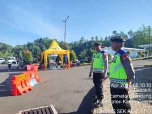 Personil Polsek Rendang Pengamanan Pengaturan Arus Lalu Lintas karya IBTK Pura Besakih.