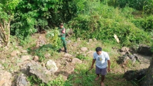 Babinsa Pimpin Aksi Bersih Sungai Sambut Pembangunan Jembatan