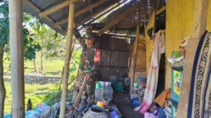 Aksi Nyata Babinsa Koramil Dompu, Turun Langsung Bantu Warga di Dusun Saleko