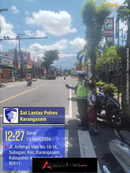 Polisi Sahabat Anak, Anggota Lantas Polres Karangasem Laksanakan Penyebrangan Pelajar SD Negeri 4 Subagan