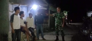 Ronda Malam di Sorikuta, Babinsa Tekankan Peran Orang Tua