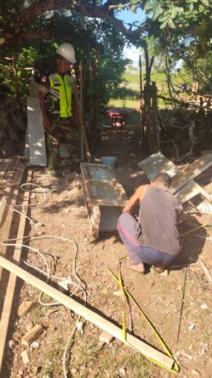 Babinsa Koramil 1627-03/Batutua Awasi Kegiatan Pembangunan di Desa Oelua