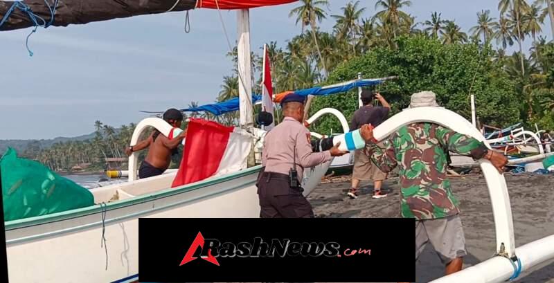 Tim Patroli Polairud Bantu Nelayan Tarik Jukung ke Pesisir Pantai