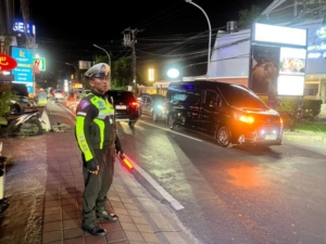 Layani  Pengguna Jalan  Polsek Kuta Utara Strong Point Malam Hari